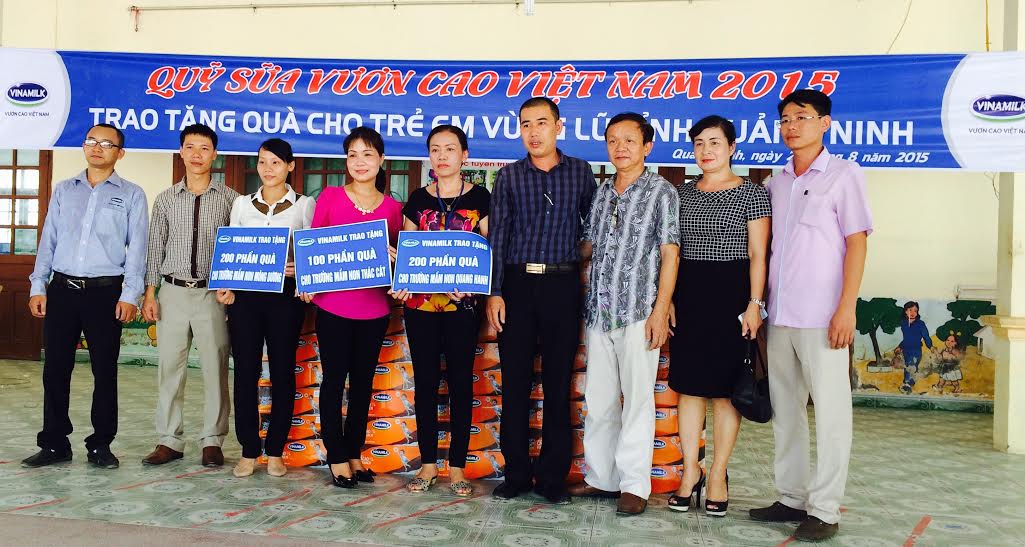 Đại[-]diện[-]Vinamilk[-]đã[-]trực[-]tiếp[-]đến[-]TP.[-]Quảng[-]Phả,[-]Quảng[-]Ninh[-]trao[-]tặng[-]500[-]thùng[-]sữa[-]Ca[-]cao[-]lúa[-]mạch[-]Super[-]Susu,[-]với[-]tổng[-]trị[-]giá[-]gần[-]160[-]triệu[-]đồng[-]cho[-]ba[-]trường[-]mầm[-]non[-]Quang[-]Hanh,[-]trường[-]mầm[-]non[-]Thác[-]Cát,[-]trường[-]mầm[-]non[-]Mông[-]Dương.[-]